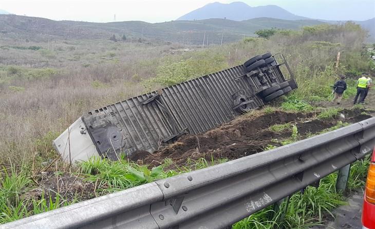 Nuevo accidente en Cumbres de Maltrata: vuelca tráiler con látex líquido