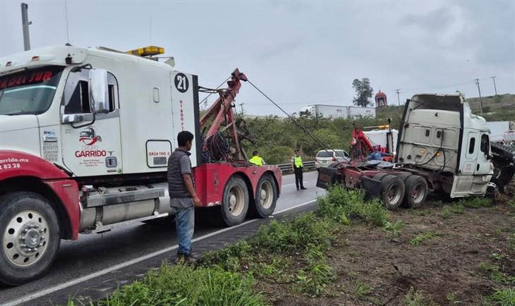 Nuevo accidente en Cumbres de Maltrata: vuelca tráiler con látex líquido