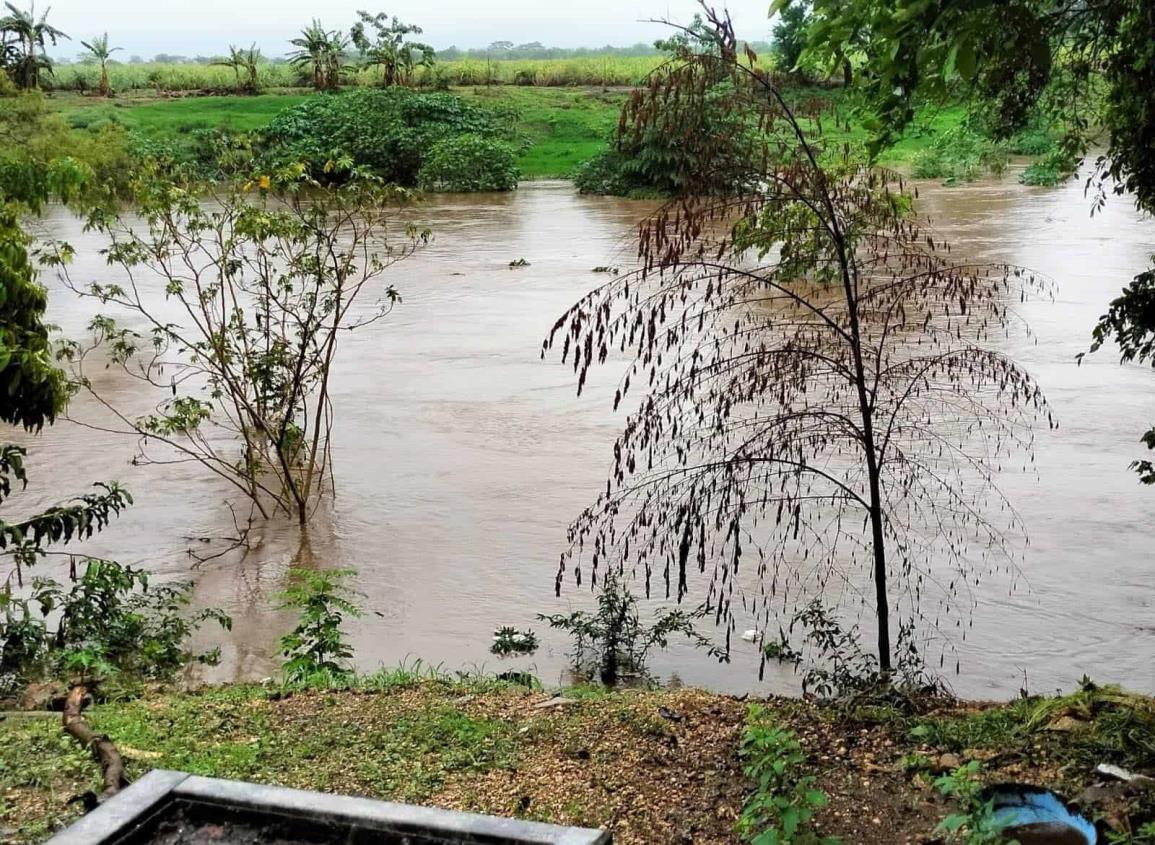 Monitorean afluentes en Acayucan y la región por fuertes lluvias 