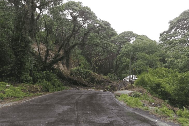 ¡Más afectaciones! ahora en la carretera Fortín-Huatusco; lluvia arrastró un taxi