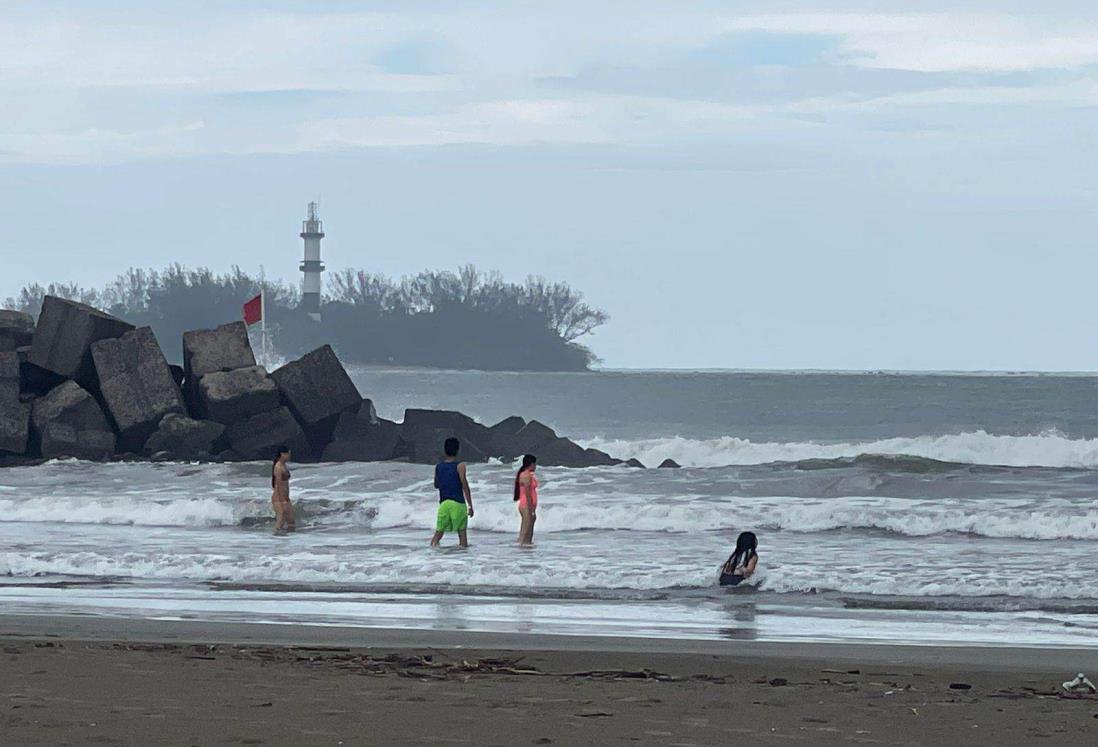Con lluvia, turistas acuden a las playas de Boca del Río