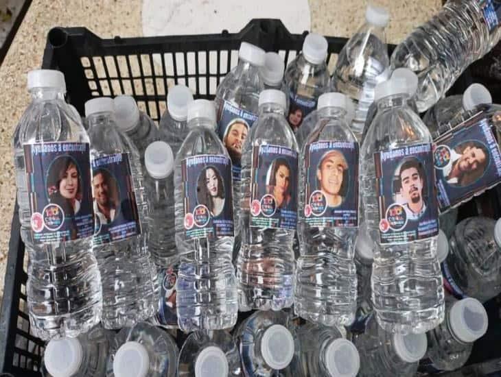 Regalan botellas de agua con fotos de desaparecidos en Carnaval de Veracruz 2024