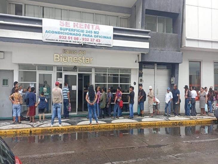 Lluvia no detiene a adultos mayores de Veracruz de cobrar la pensión del bienestar
