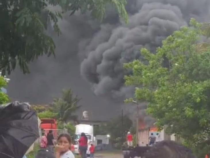 Se incendia taller mecánico en la ciudad de Veracruz
