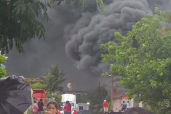 Se incendia taller mecánico en la ciudad de Veracruz