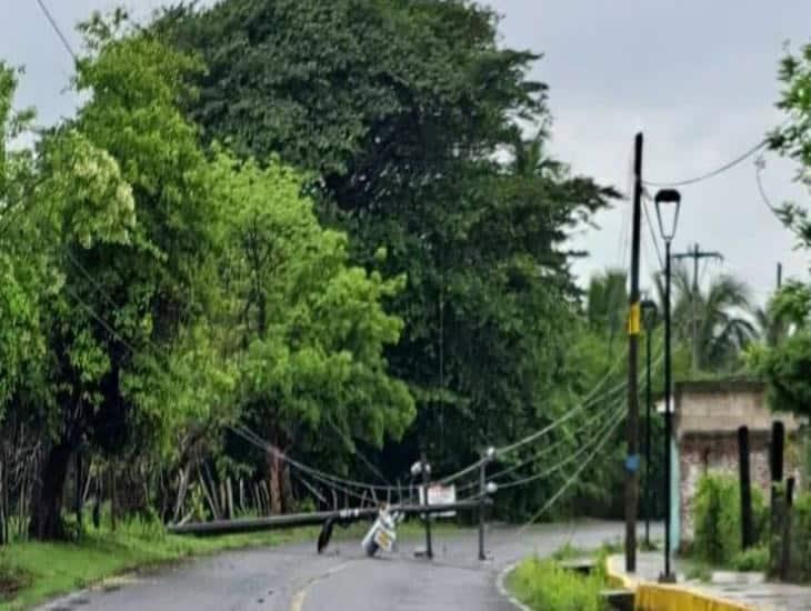 Cae poste de alta tensión en camina de La Antigua