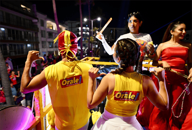 El Justiciero y la chica Órale Jarocho destacan en el desfile del Carnaval de Veracruz 2024 | VIDEO