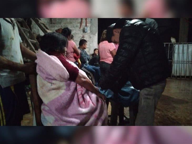 Tras deslave, familia queda atrapada en los escombros en la colonia Del Moral de Xalapa 