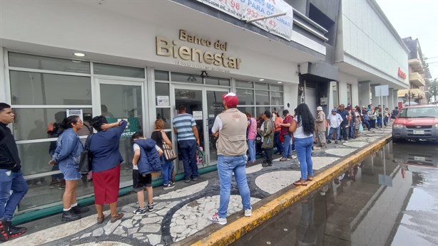Lluvia no detiene a adultos mayores de Veracruz de cobrar la pensión del bienestar