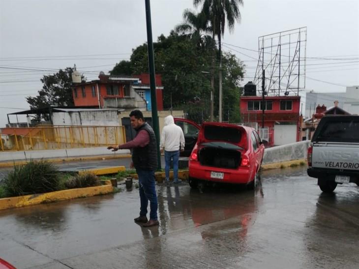 Auto choca en la avenida Lázaro Cárdenas de Xalapa; ¡por esquivar un hoyo! 