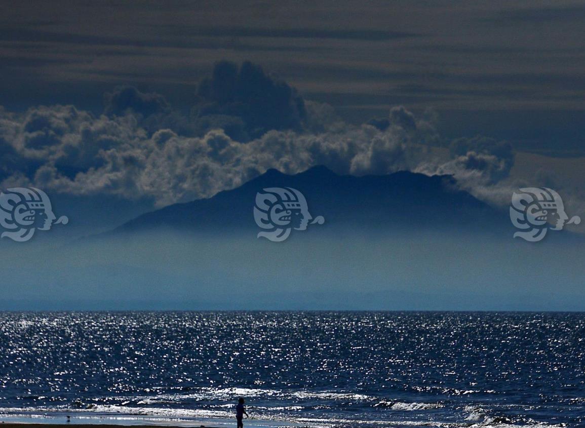 Así se observan dos majestuosos volcanes desde Coatzacoalcos ¿protegerán al sur de Beryl? l FOTOS