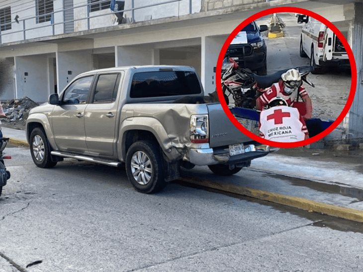 Joven motociclista se impacta contra camioneta en Martínez 