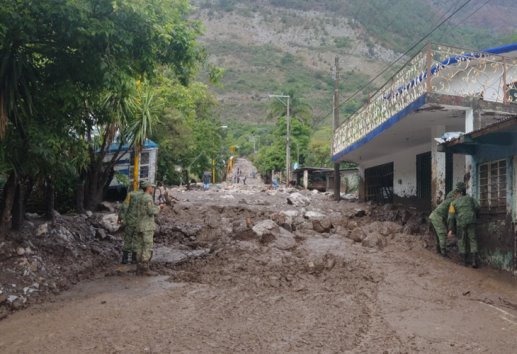 Continúan labores de limpieza en calles y viviendas afectadas por deslaves en Tlilapan
