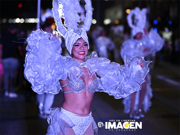 Yuri cierra con gran éxito el último gran desfile de Carnaval de Veracruz 2024