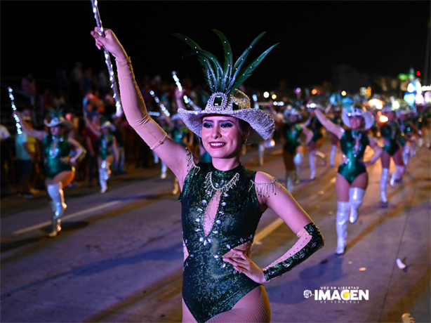 Yuri cierra con gran éxito el último gran desfile de Carnaval de Veracruz 2024