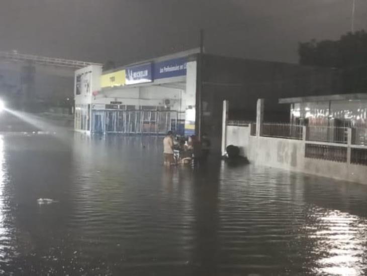 Calles de Veracruz amanecen bajo el agua por intensas lluvias de la madrugada | VIDEO