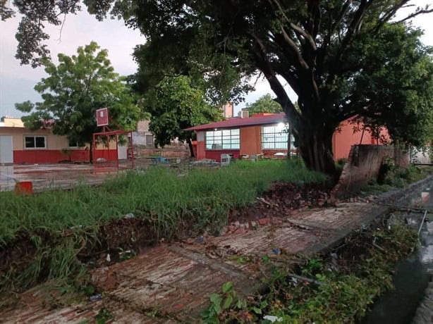 Fuertes lluvias derriban barda en escuela primaria de Boca del Río