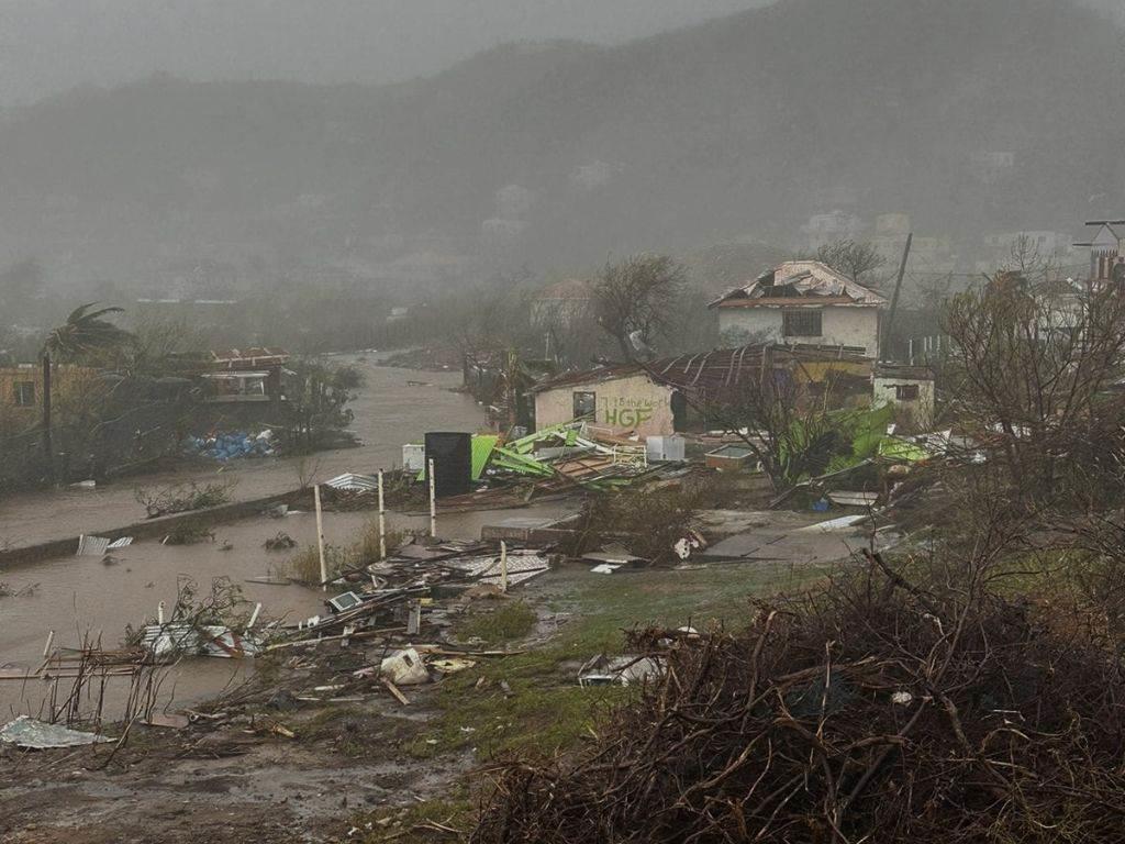 Huracán Beryl: en media hora causó devastación; avanza al Caribe | VIDEO
