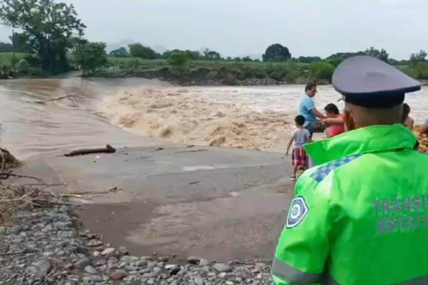 Lluvias aumentan los niveles del río Cotaxtla, en Veracruz