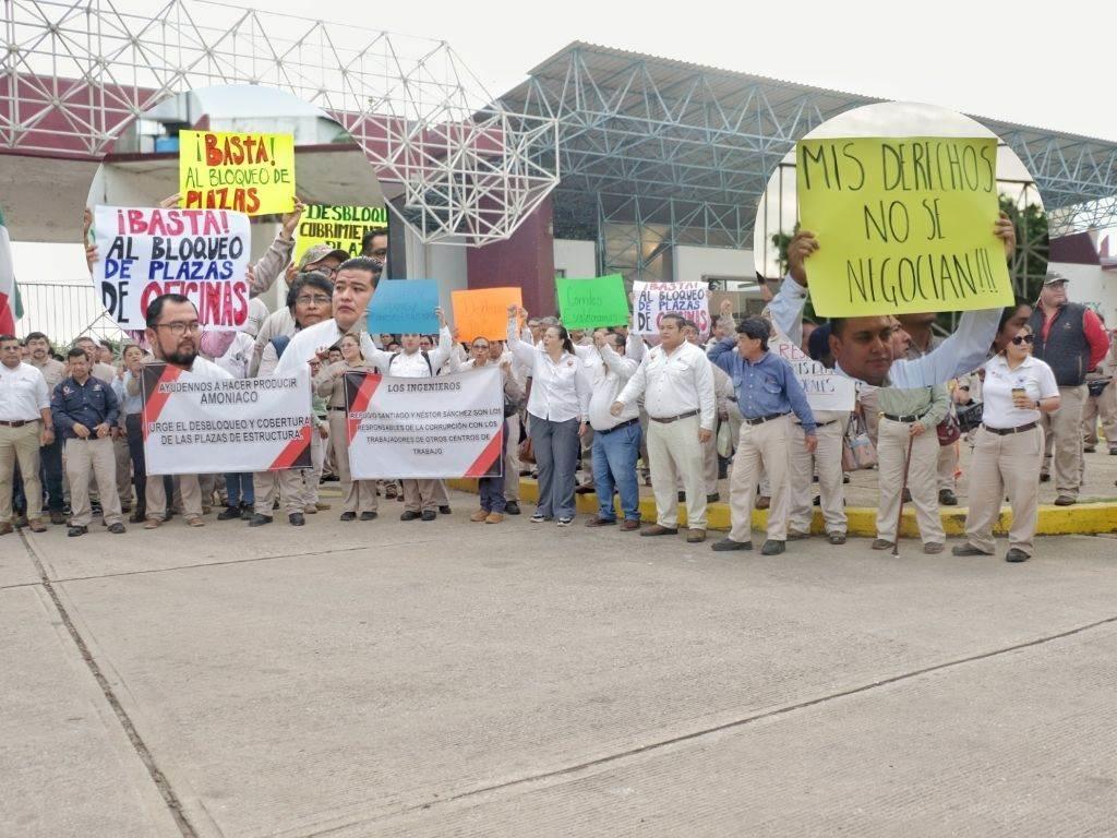 Petroleros se manifiestan en Complejo Petroquímico de Cosolea; acusan a Pemex de bloquear plazas | VIDEO