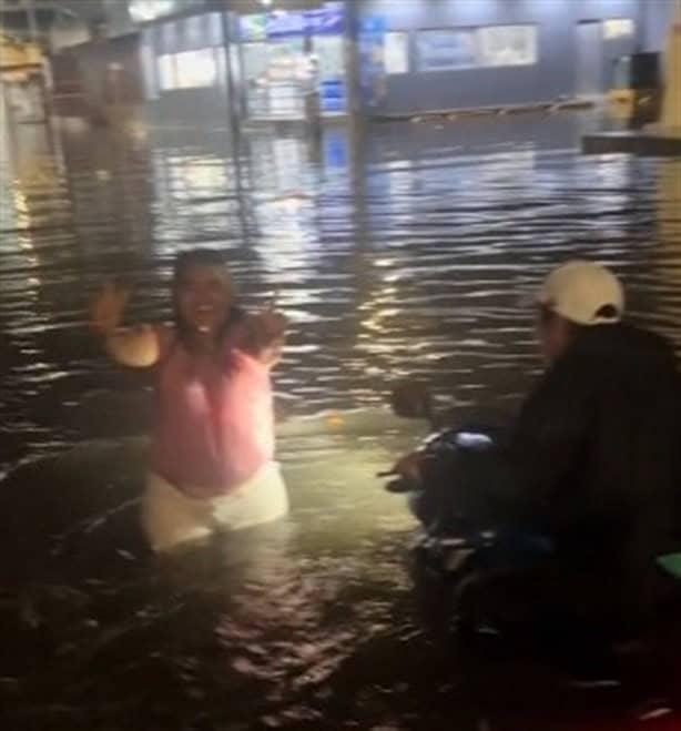 Graban a mujer nadando entre aguas negras en avenida de Veracruz | VIDEO