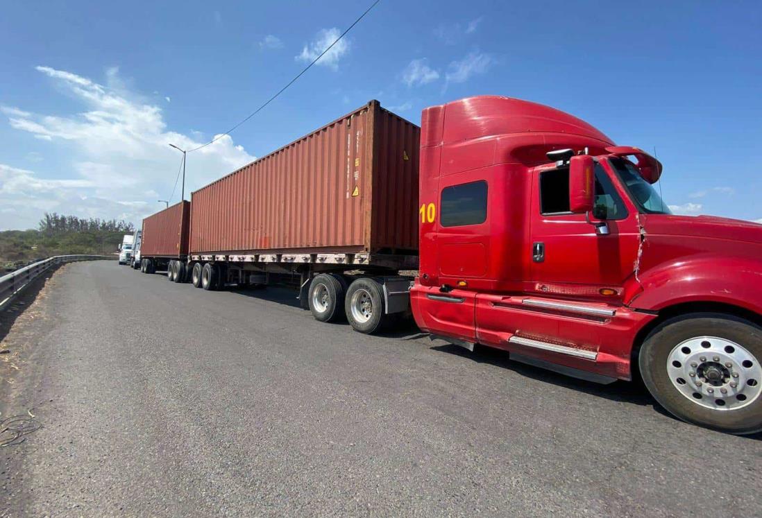 Aumento del dólar repercute en el transporte de carga en Veracruz