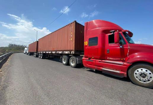 Aumento del dólar repercute en el transporte de carga en Veracruz
