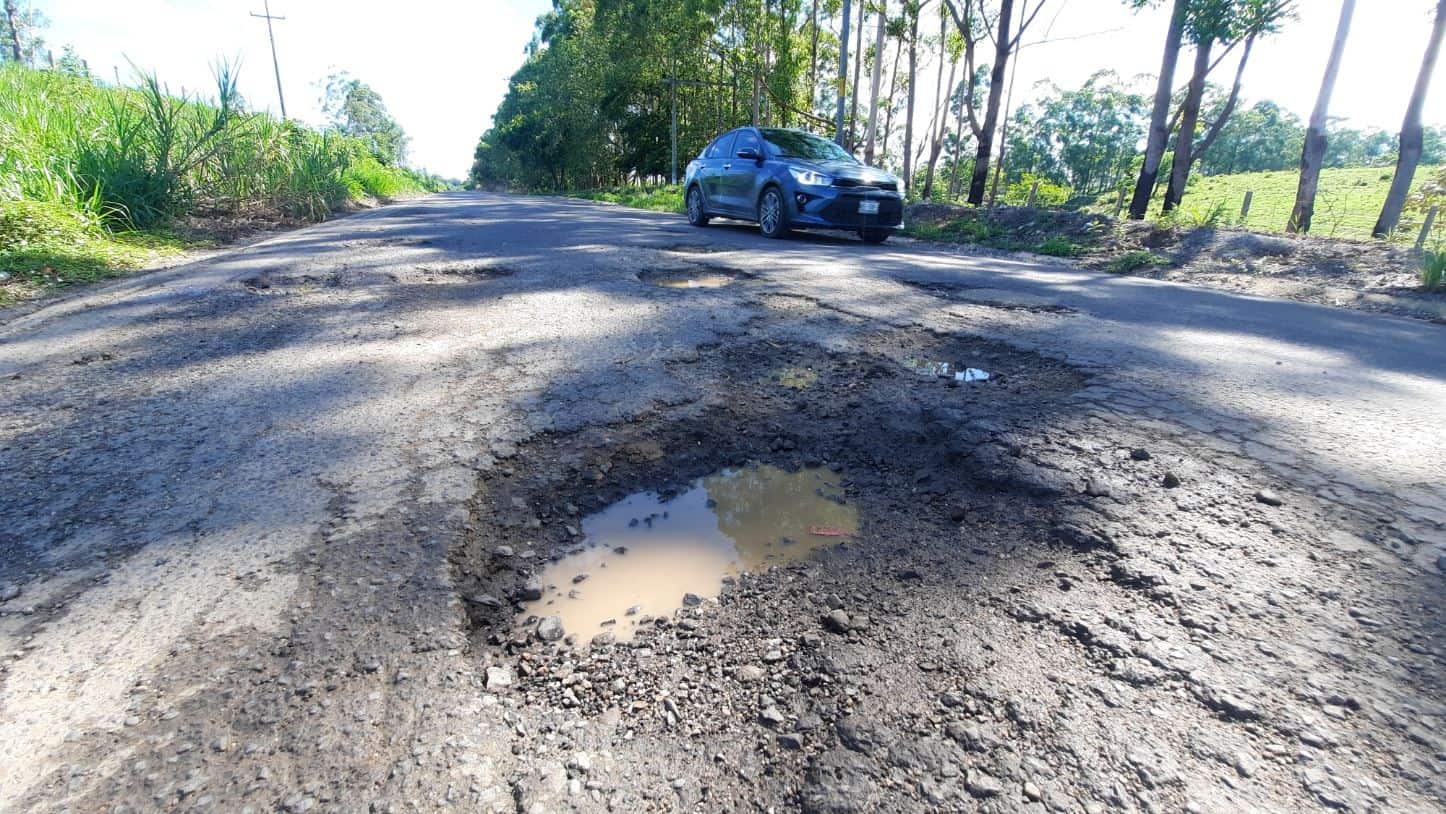 Hoyancos en la carretera Paralelo-Las Choapas; todo un peligro para conductores | VIDEO
