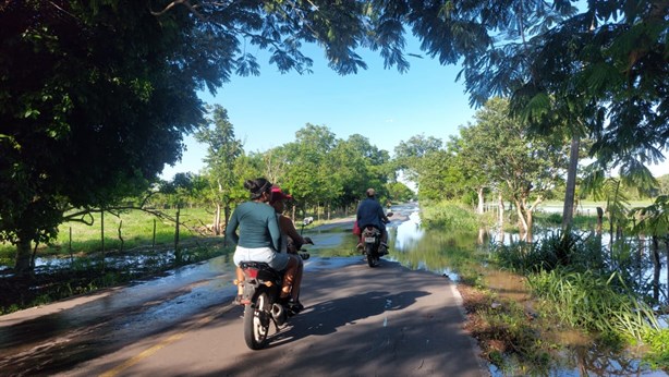 Desbordamiento del río Jamapa llega a la carretera; preparan evacuación | VIDEO