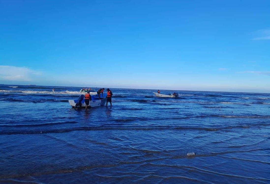Rescatan a familia tras hundirse lancha en playa Vicente Fox, en Boca del Río