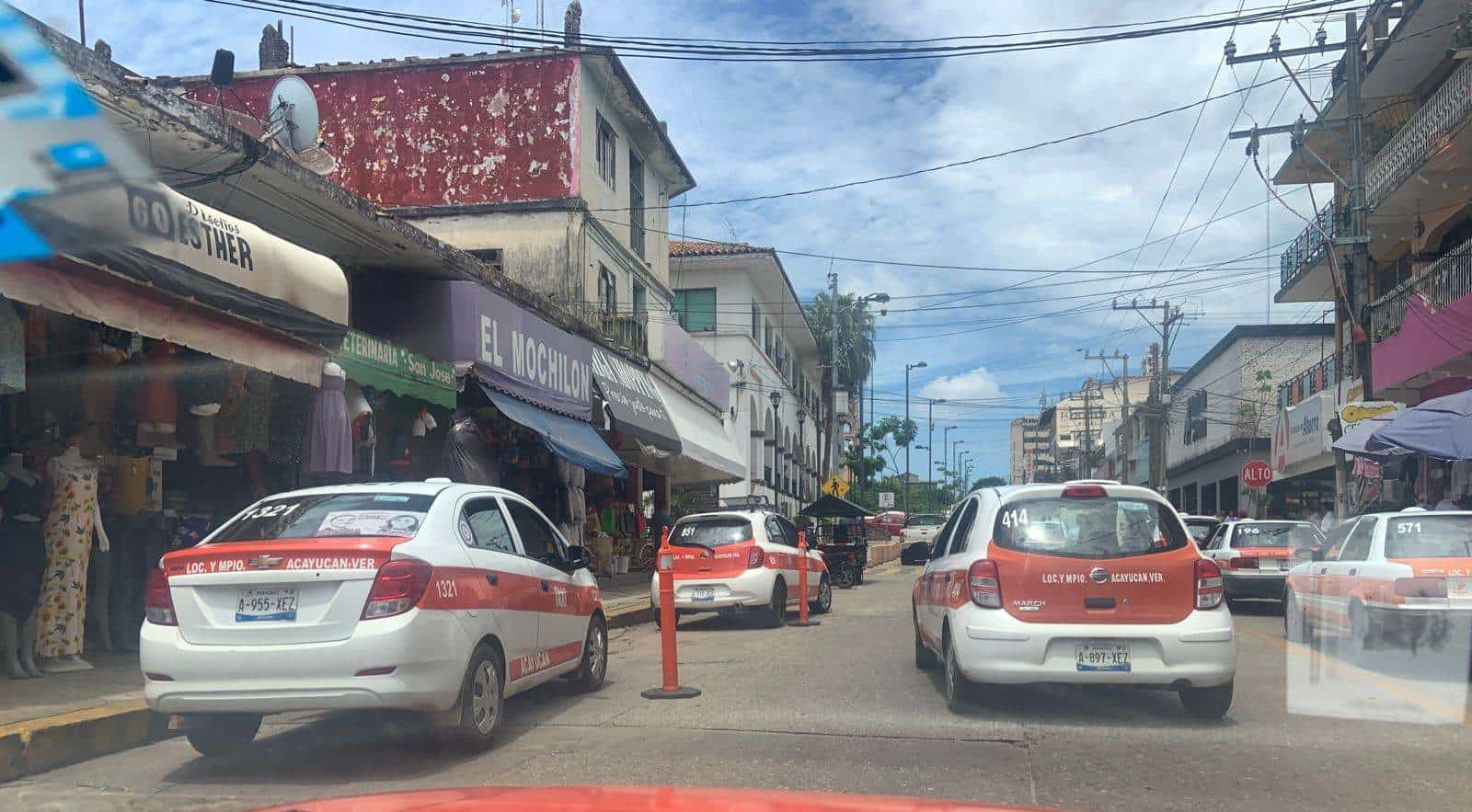 Los taxistas continúan ganando terreno en el centro de Acayucan