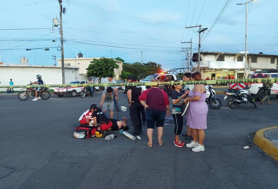 Joven motociclista está grave en el IMSS de Veracruz tras fuerte accidente