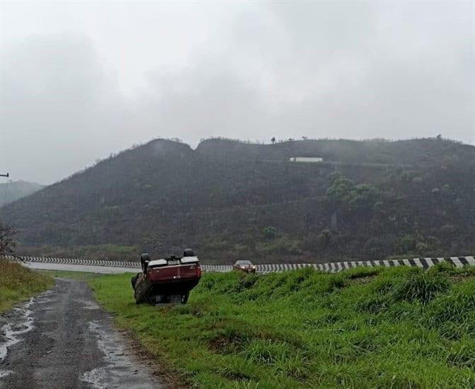 Se registra volcadura de camioneta en las Cumbres de Maltrata