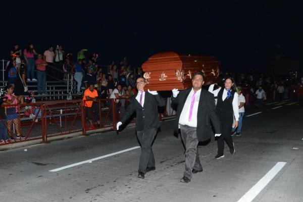 Concluyen fiestas en Veracruz con el entierro de Juan Carnaval