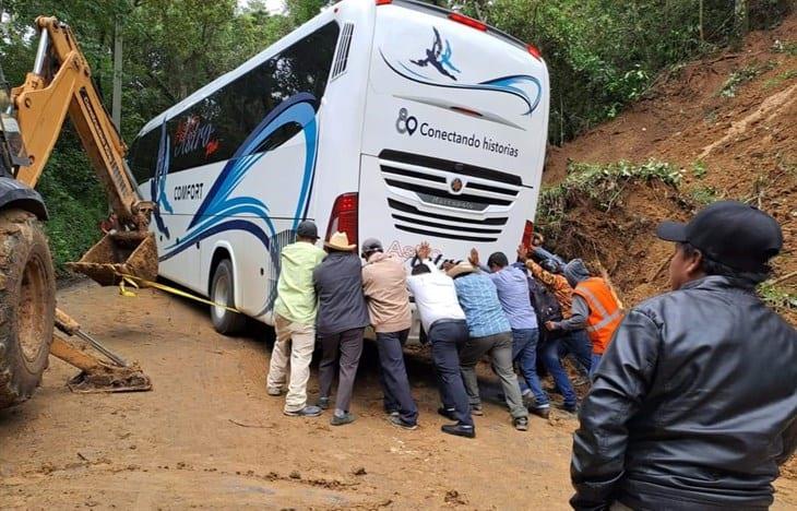 Autobús estuvo a punto de caer a un barranco en carretera Coscomatepec-Huatusco