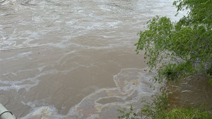 Fuga de hidrocarburo contamina río Cazones; la causa, una ruptura de ducto