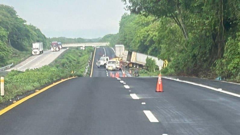 Continúa cierre parcial de un carril en autopista de Veracruz por accidente