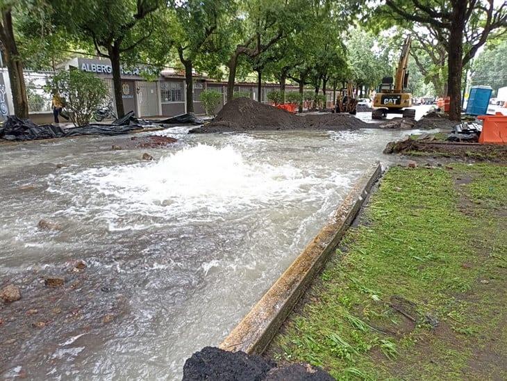 Enorme desperdicio de agua en avenida Ruiz Cortines de Xalapa por ruptura de red