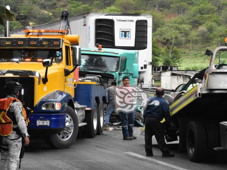 Tráilers protagonizan aparatoso accidente en la autopista Orizaba-Ciudad Mendoza (+Video)