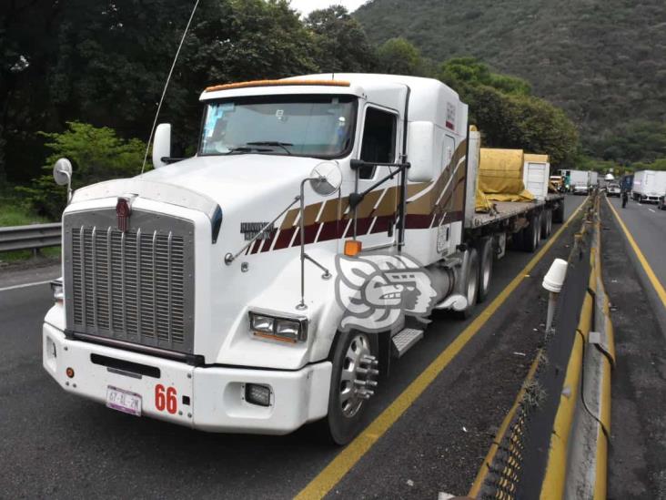 Tráilers protagonizan aparatoso accidente en la autopista Orizaba-Ciudad Mendoza (+Video)