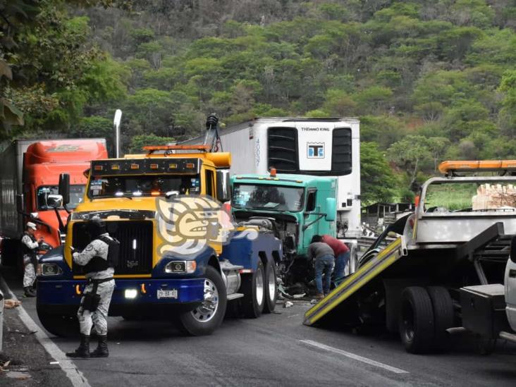 Tráilers protagonizan aparatoso accidente en la autopista Orizaba-Ciudad Mendoza (+Video)