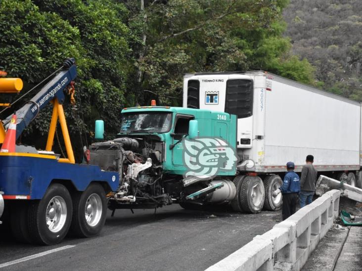 Tráilers protagonizan aparatoso accidente en la autopista Orizaba-Ciudad Mendoza (+Video)