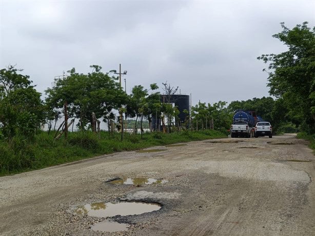 Bloquean paso a empresa petrolera en Moloacán; reclaman daños en camino | VIDEO