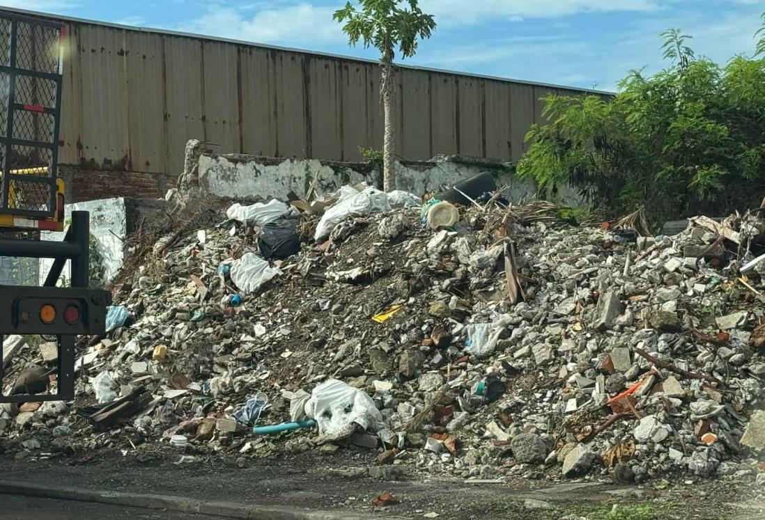 Alertan por "montaña" de escombro en terreno baldío de colonia Miguel Alemán, en Veracruz