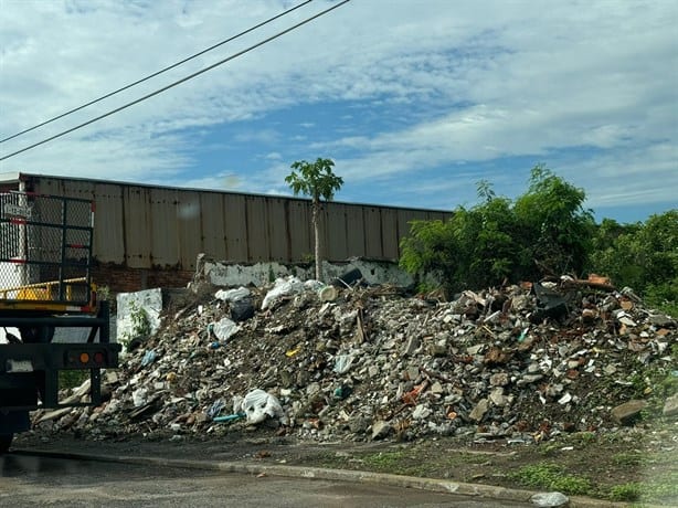 Alertan por "montaña" de escombro en terreno baldío de colonia Miguel Alemán, en Veracruz