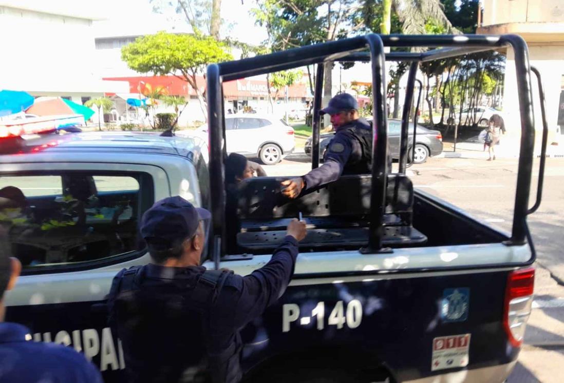 Detienen a mujer por robar mochilas en papelería del centro de Veracruz