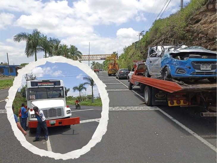 Aparatoso accidente entre automóvil de Megacable y autobús en El Lencero