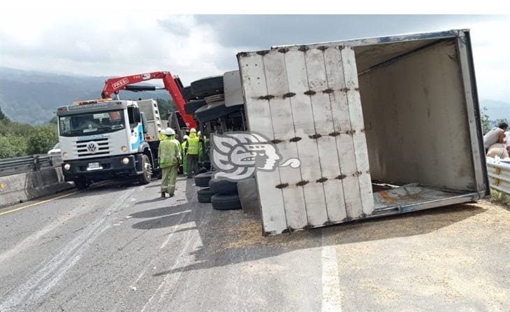 Tras chocar contra pipa de pemex, vuelca tráiler en el libramiento Xalapa-Perote