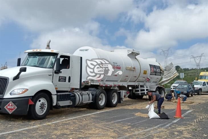 Tras chocar contra pipa de pemex, vuelca tráiler en el libramiento Xalapa-Perote