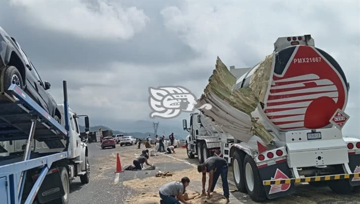 Tras chocar contra pipa de pemex, vuelca tráiler en el libramiento Xalapa-Perote